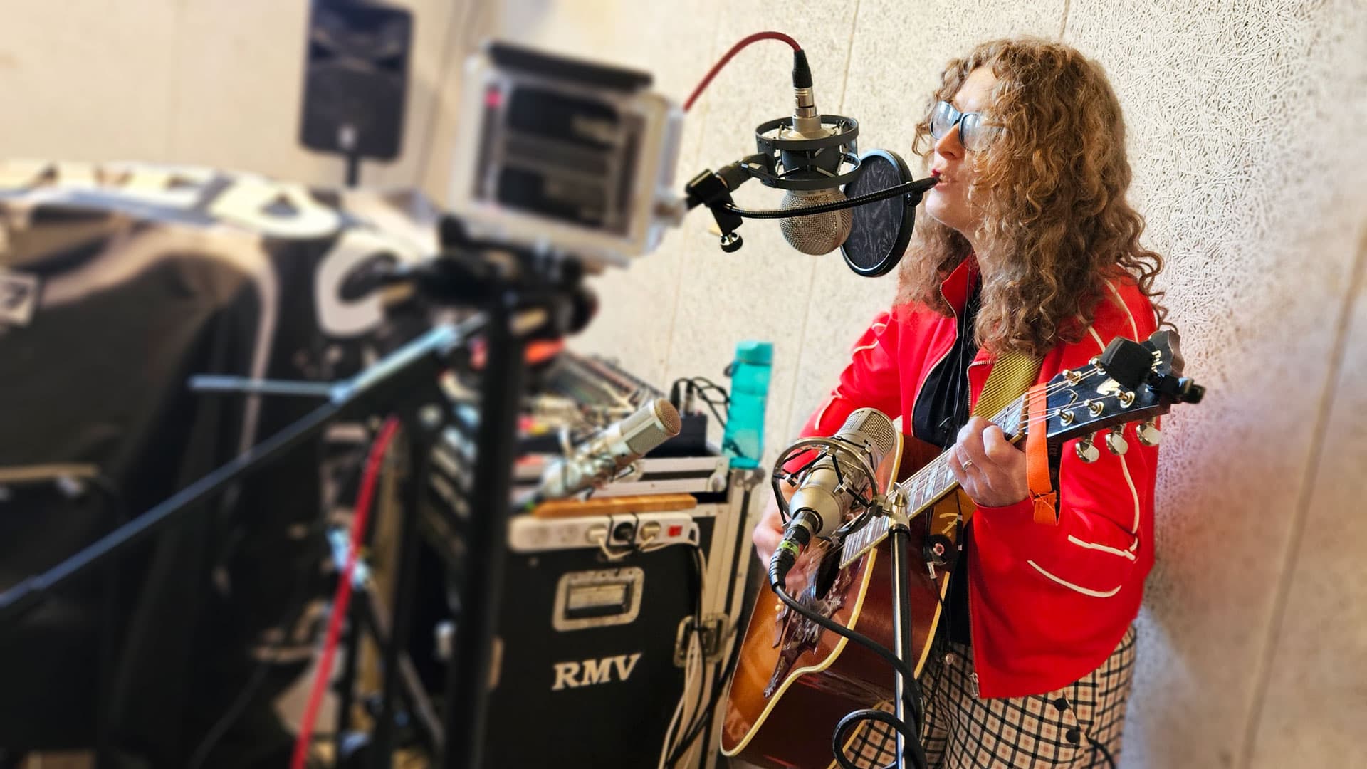 Linda Appel optager live, 2025